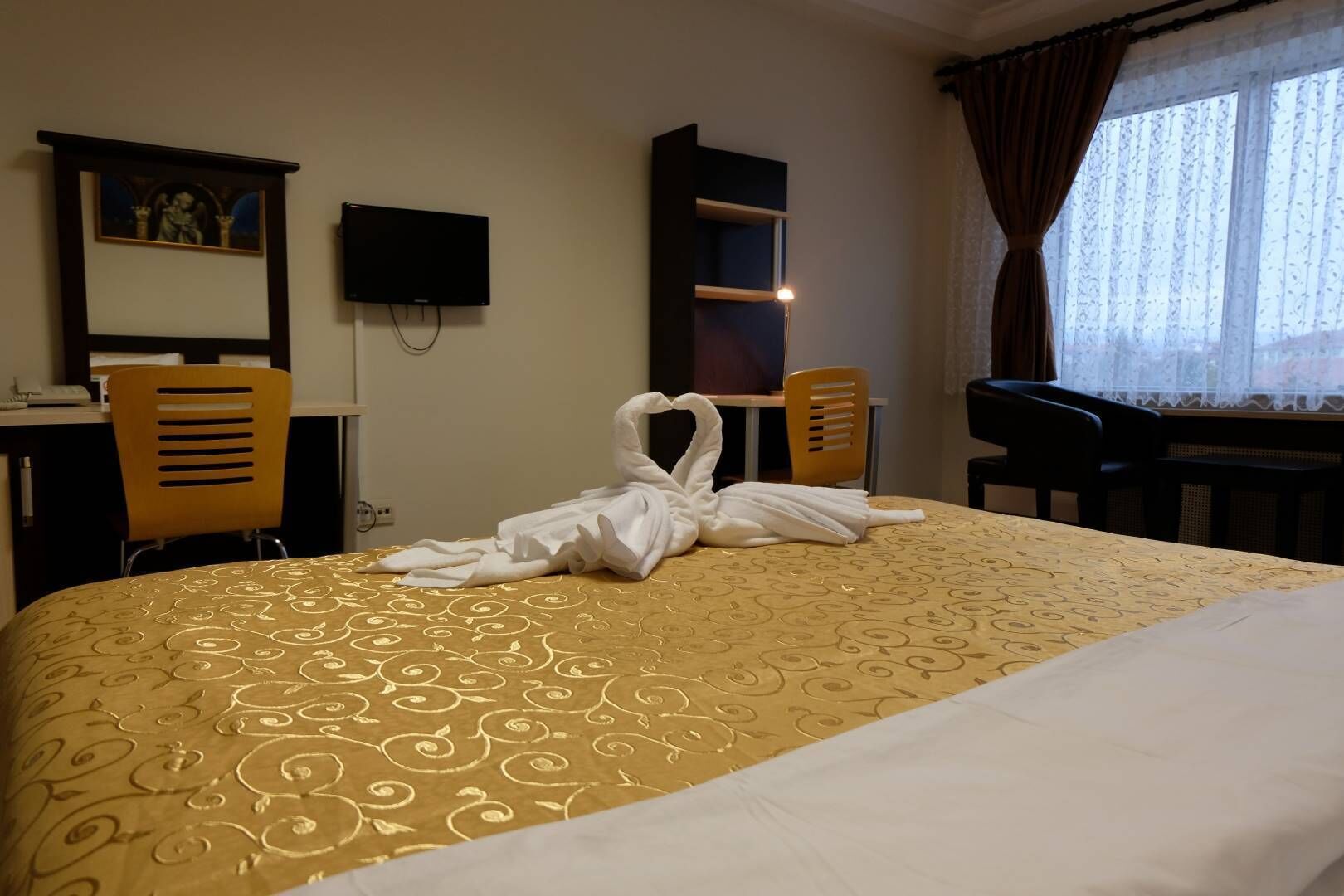 single room | minibar, in-room safe, desk, blackout curtains