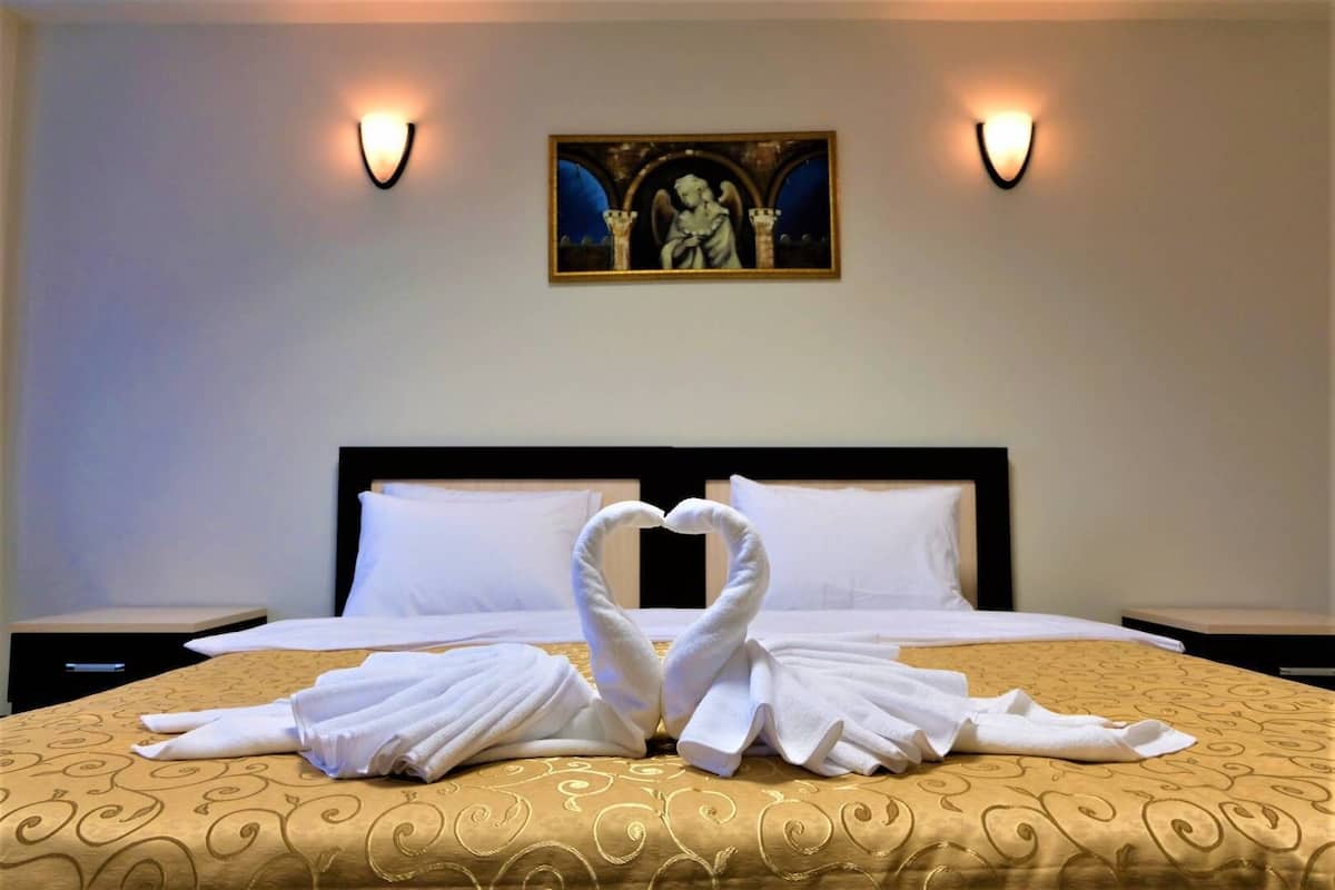 single room | minibar, in-room safe, desk, blackout curtains