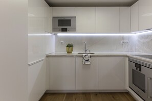 Kjøleskap, mikrobølgeovn, ovn og oppvaskmaskin