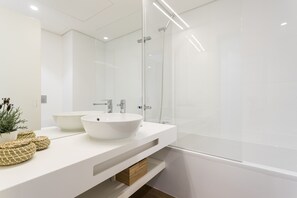 Badewanne, Haartrockner, Handtücher