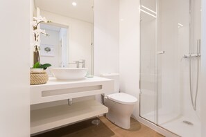 Bathtub, hair dryer, towels - FLH Avenida da Liberdade Fantastic Flat (Lisbon)
