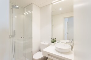 Bathtub, hair dryer, towels, shampoo