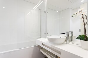 Badewanne, Haartrockner, Handtücher, Shampoo