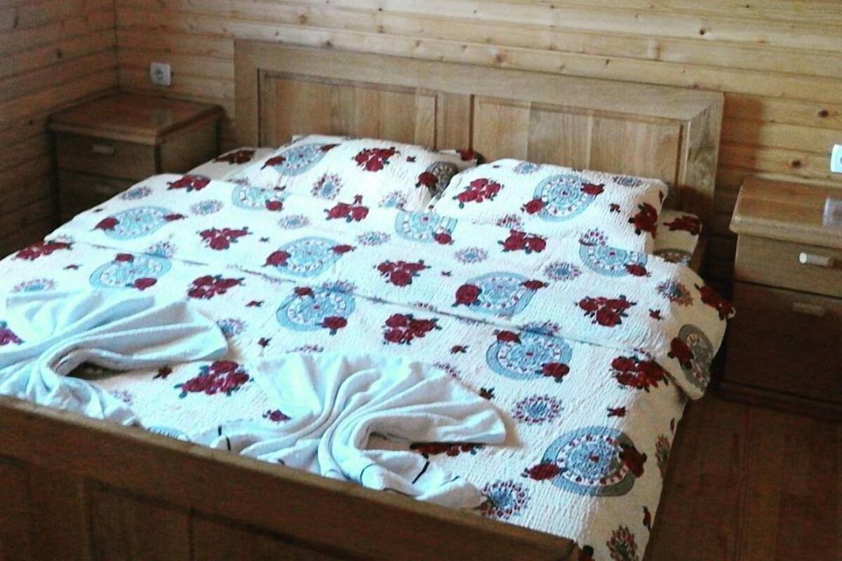 Cribs (free), WiFi (free)