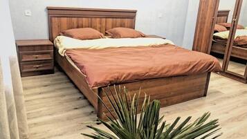 5 bedrooms, soundproofing, free WiFi, bed sheets