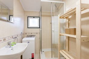 Dusche, Haartrockner, Handtücher, Shampoo