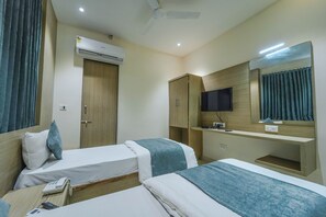 Habitación Business con 1 cama doble o 2 individuales | Caja fuerte, escritorio, espacio para trabajar con un portátil