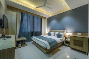 Business Double or Twin Room | 1 bedroom, in-room safe, desk, laptop workspace