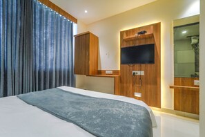 Business-Doppel- oder -Zweibettzimmer | Zimmersafe, Schreibtisch, laptopgeeigneter Arbeitsplatz