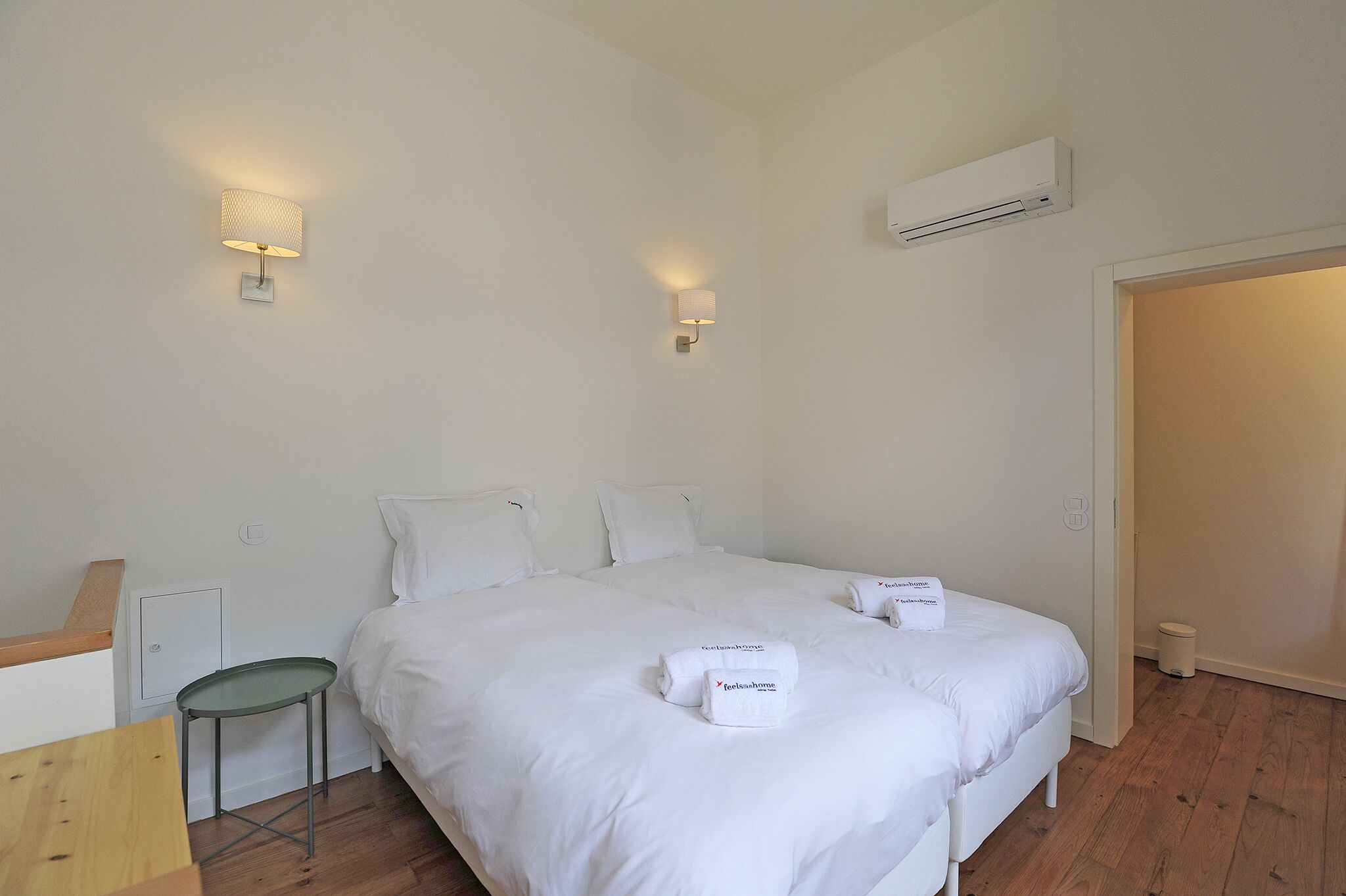 Tabla de planchar con plancha, wifi gratis, ropa de cama