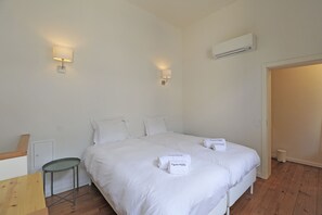 Planxa i posts de planxar, wifi gratuïta i roba de llit