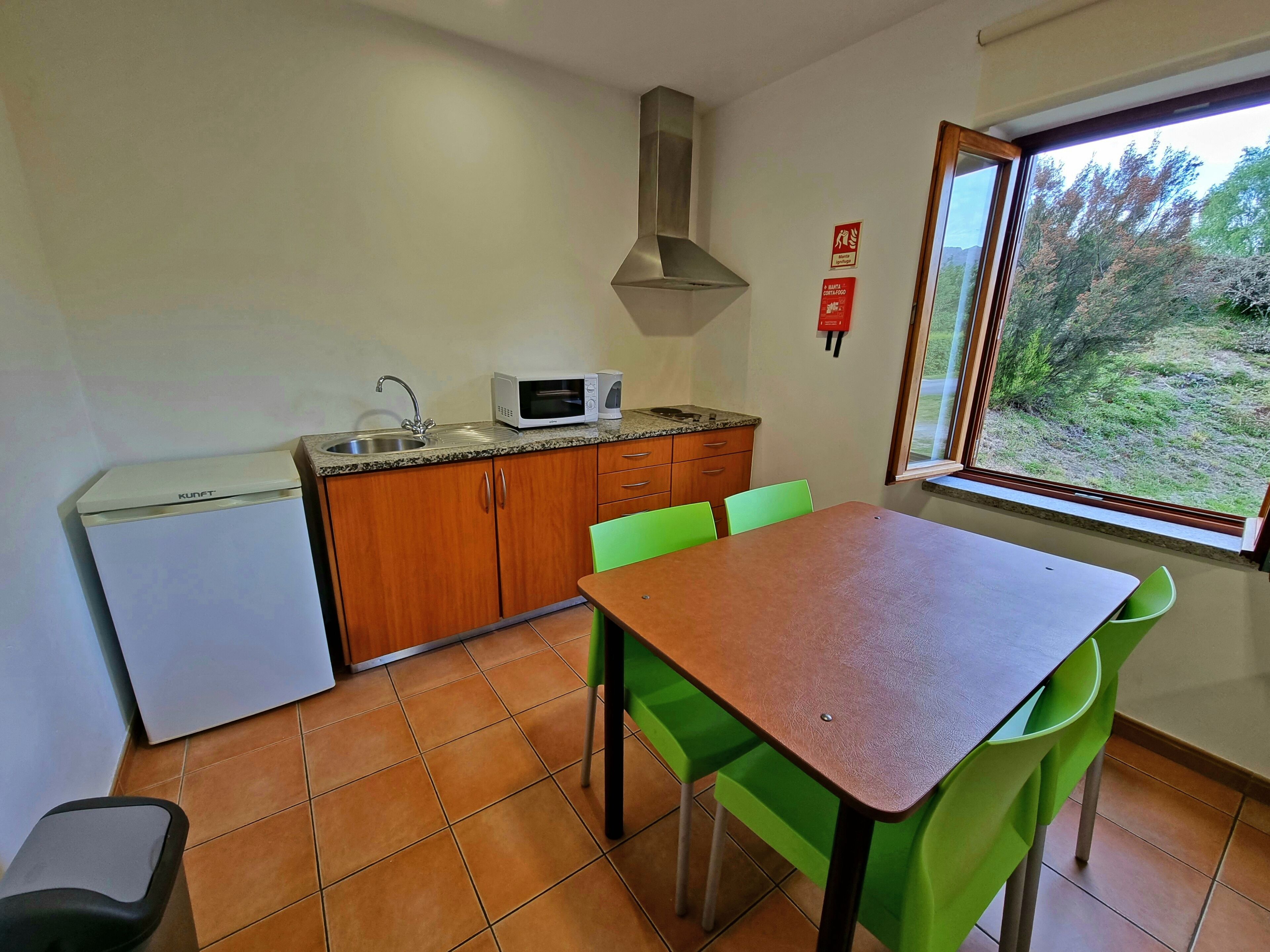 Bungalow, 2 Bedrooms | Private kitchen | Microwave