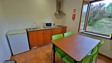 Bungalow, 2 Bedrooms | Private kitchen | Microwave