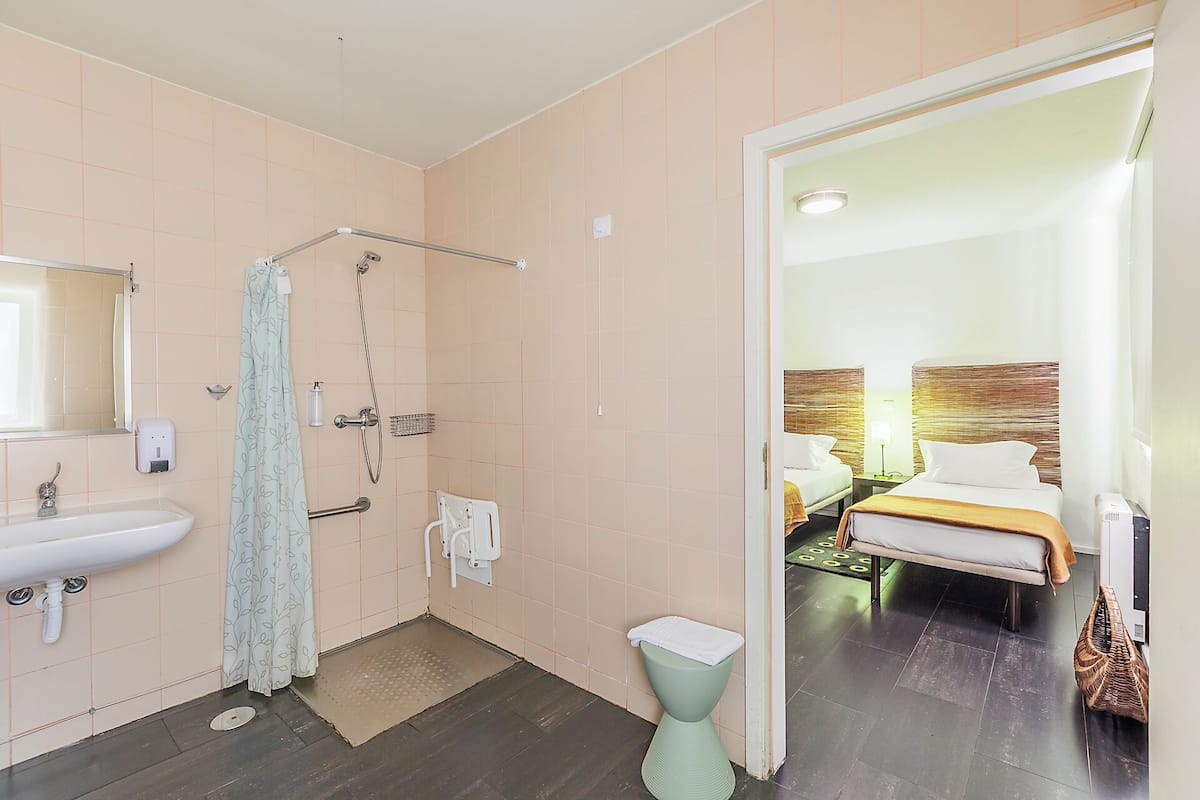 Quarto duplo | Banheiro | Chuveiro, toalhas de banho