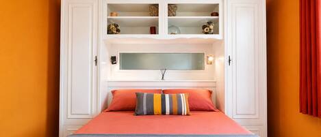 5 habitaciones, tabla de planchar con plancha y cuna de viaje