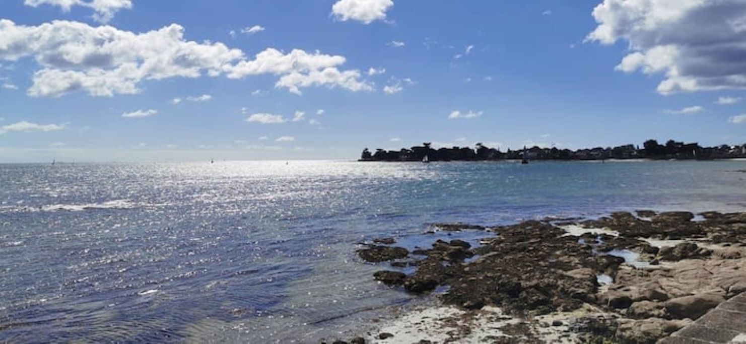 Nær stranden og solsenger