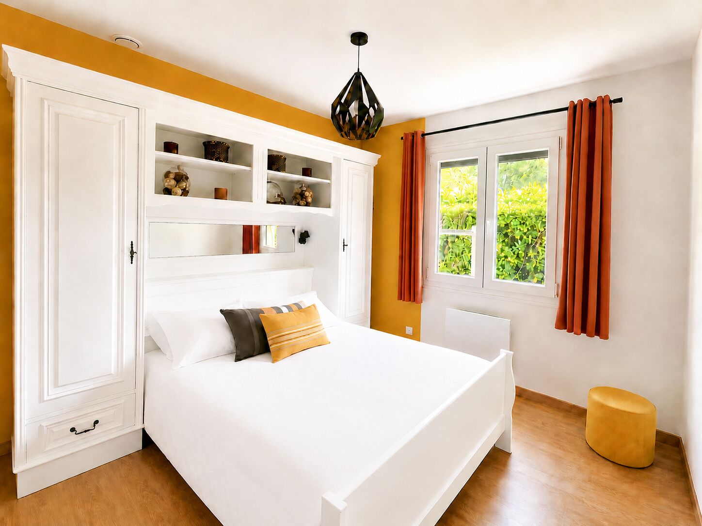 5 habitaciones, tabla de planchar con plancha y cuna de viaje 
