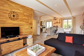 Smart TV y chimenea 