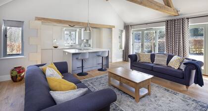 Brand new (2019) luxury one bedroom & ensuite in the heart of the Cotswolds