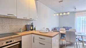 Fridge, microwave, oven, stovetop - Maris apartment (Ližnjan)