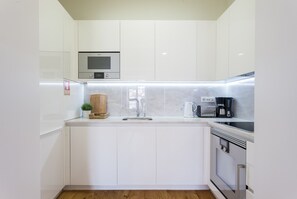 Kühlschrank, Mikrowelle, Ofen, Geschirrspüler