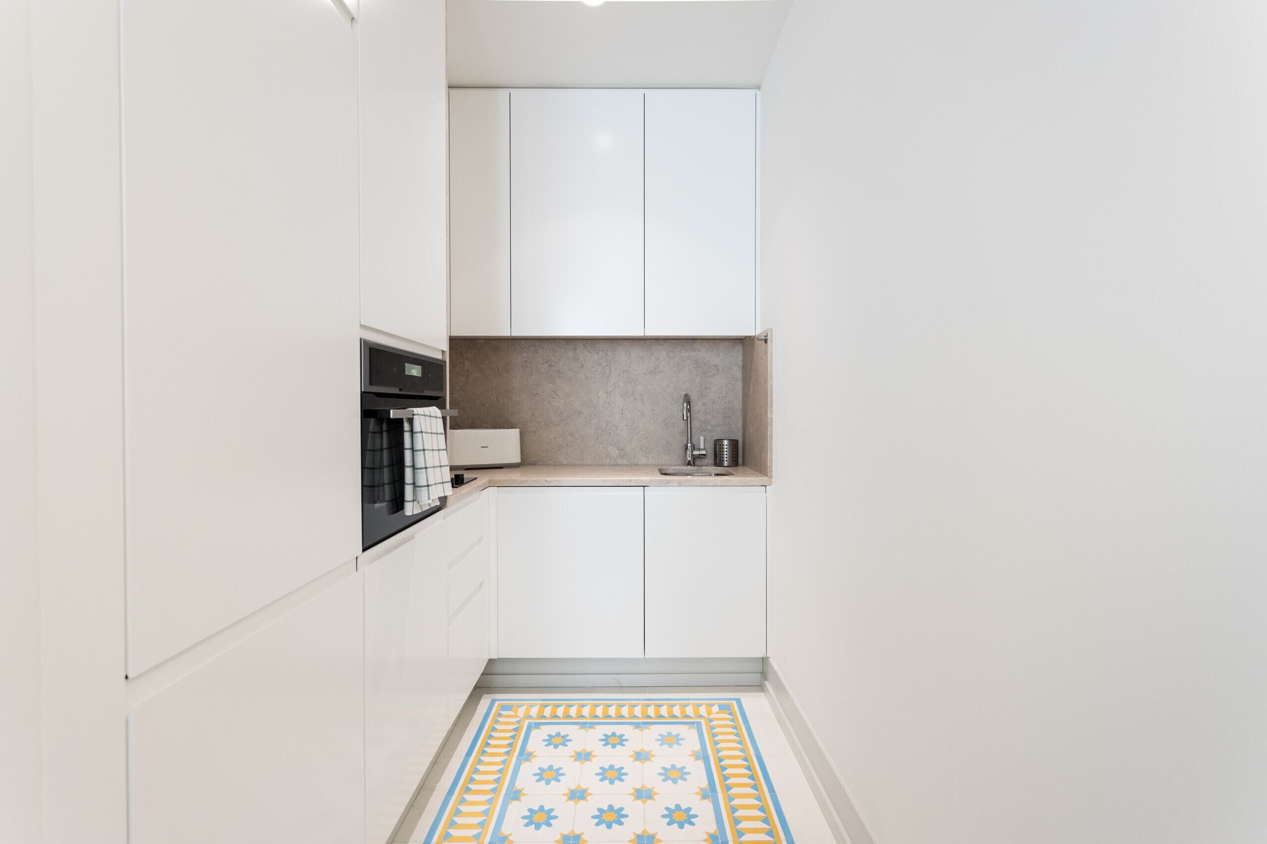 Fridge, oven, dishwasher, coffee/tea maker