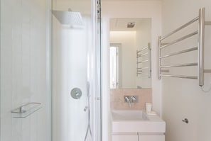 Dusche, Haartrockner, Handtücher, Shampoo