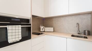 Fridge, oven, dishwasher, coffee/tea maker