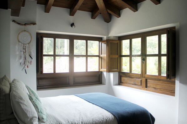 2 bedrooms, travel cot, free WiFi, bed sheets