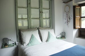 2 bedrooms, travel cot, free WiFi, bed sheets