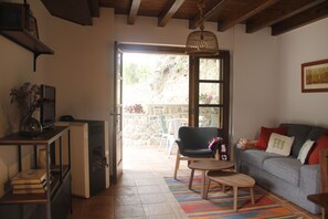 Smart TV, DVD player, books, video library - Village house CA 1595 AS recently renovated. Unique, quiet and natural environment. (Ribadesella)