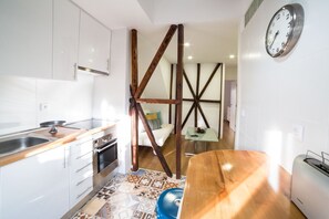 Fridge, microwave, oven, coffee/tea maker