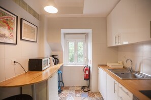 Refrigerador, microondas, horno y cafetera y tetera 