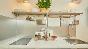 Réfrigérateur, micro-ondes, plaque de cuisson, cafetiÚre/bouilloire