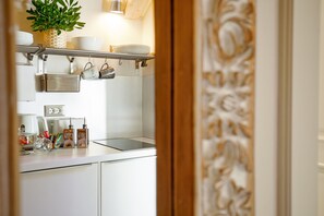 Geladeira, micro-ondas, cooktop, cafeteira/chaleira