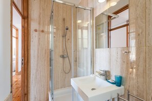 Douche, sèche-cheveux, serviettes fournies, shampoing