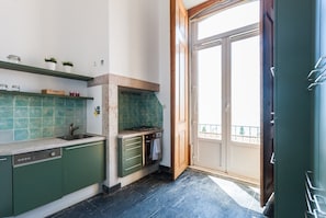 Fridge, oven, dishwasher, coffee/tea maker