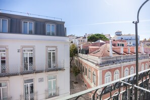 A multi-story building with a balcony, a staircase leading to a lower level, and a clear sky. - FLH Príncipe Real with View (Lisbon)