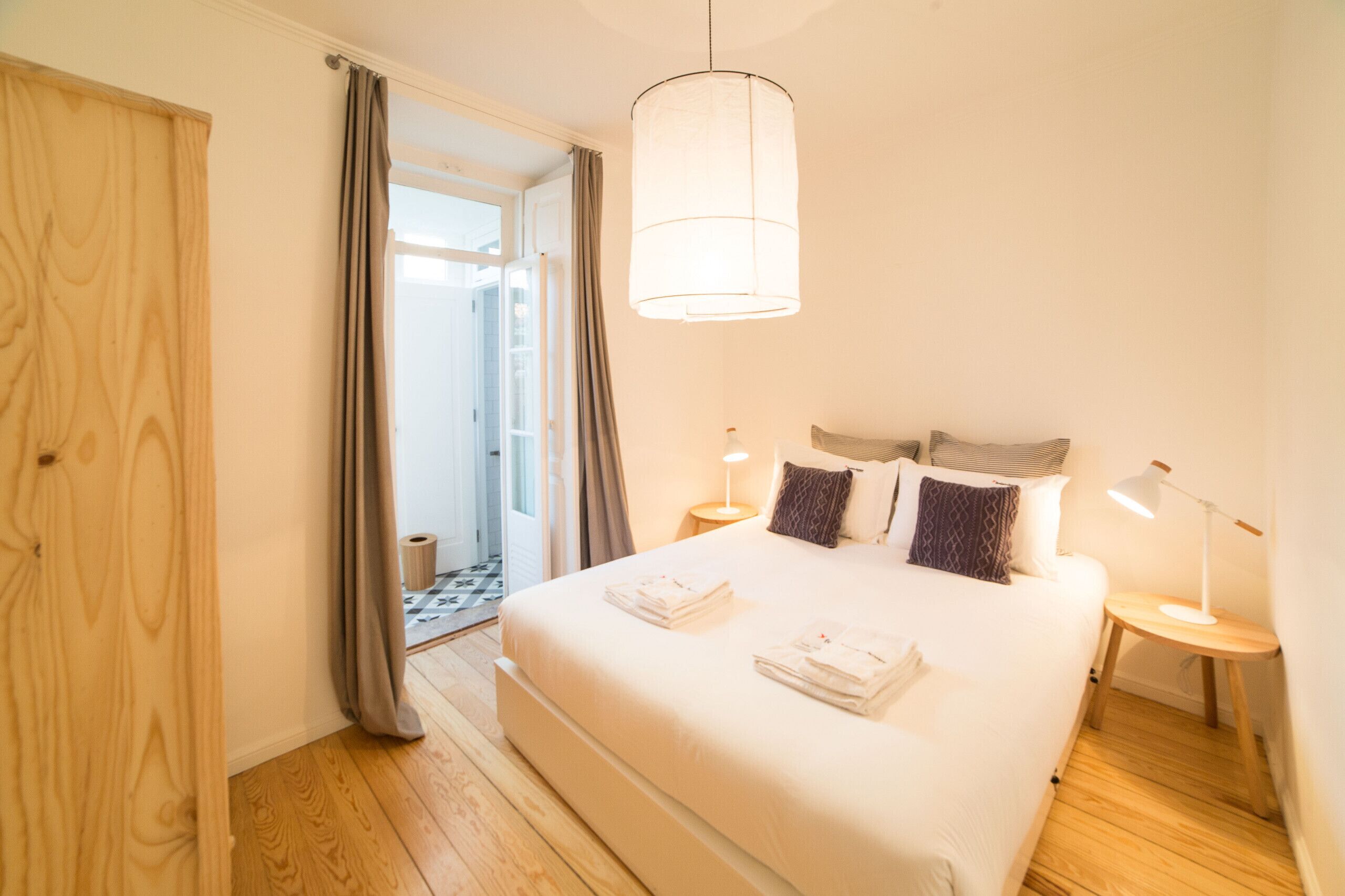 2 室のベッドルーム、アイロン / アイロン台、WiFi (無料)、ベッドシーツ