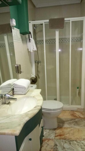 Studio | Badkamer | Een douche, een haardroger, handdoeken