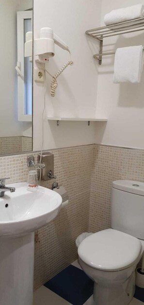Ducha, secador de pelo, toallas