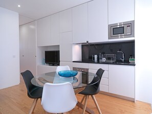 Refrigerador, microondas, horno y cafetera y tetera 