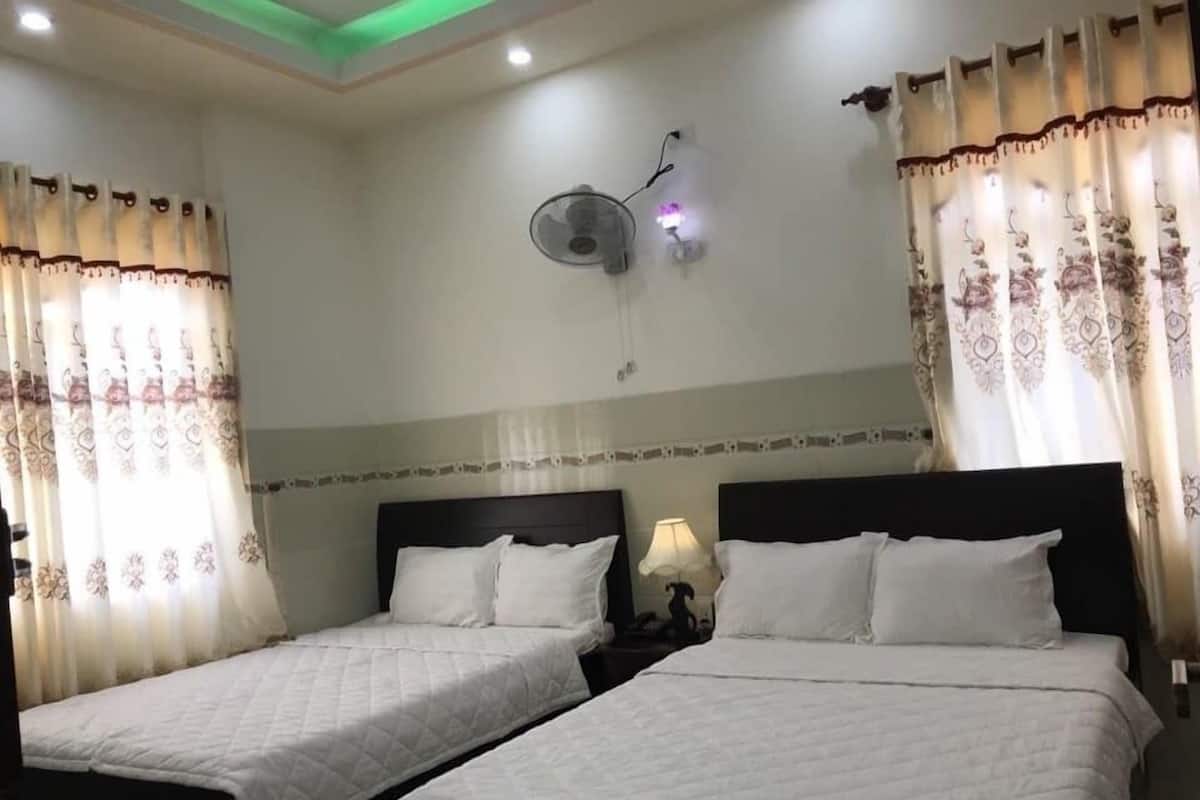 Minibar, bàn, màn/rèm cản sáng, phòng cách âm 