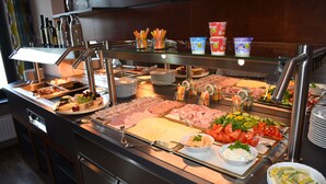 Een buffet met diverse gerechten en drankjes.