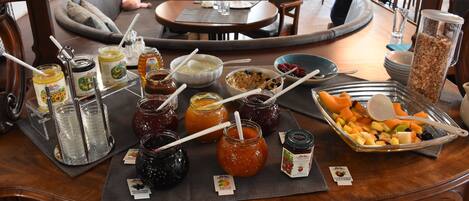 Una mesa de buffet con diversas opciones de comida y salsas.