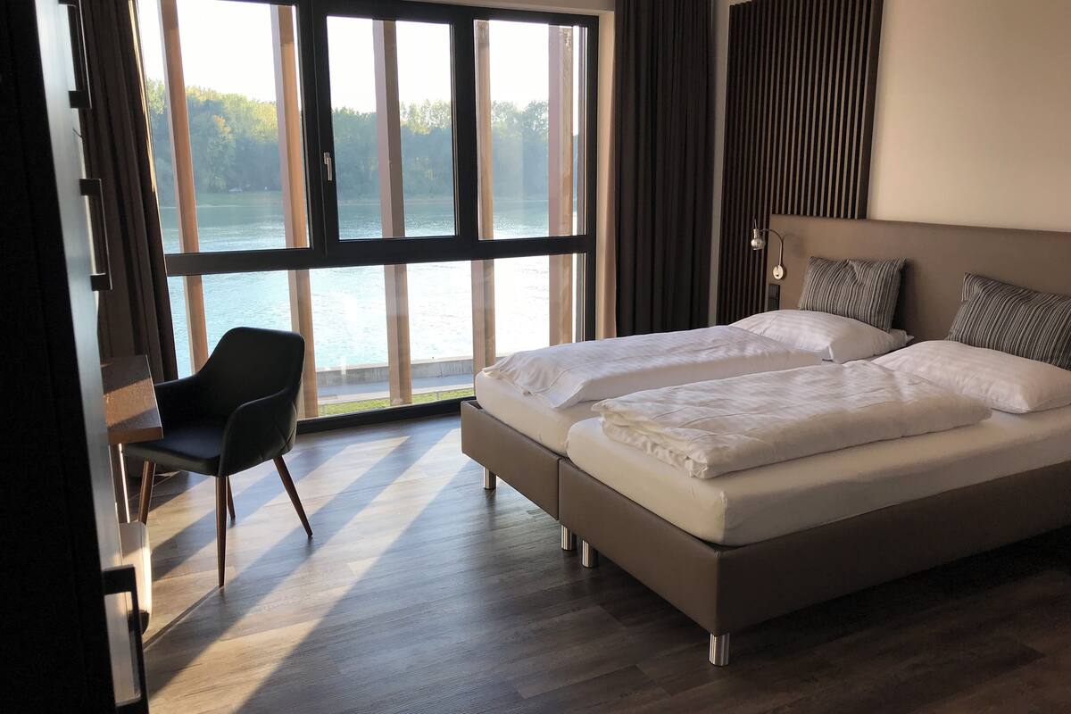 superior double room | 1 bedroom, in-room safe, desk, laptop workspace