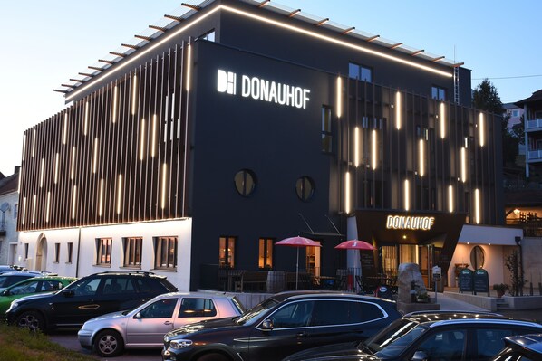 A modern building with the name "DONAUHOF" prominently displayed.