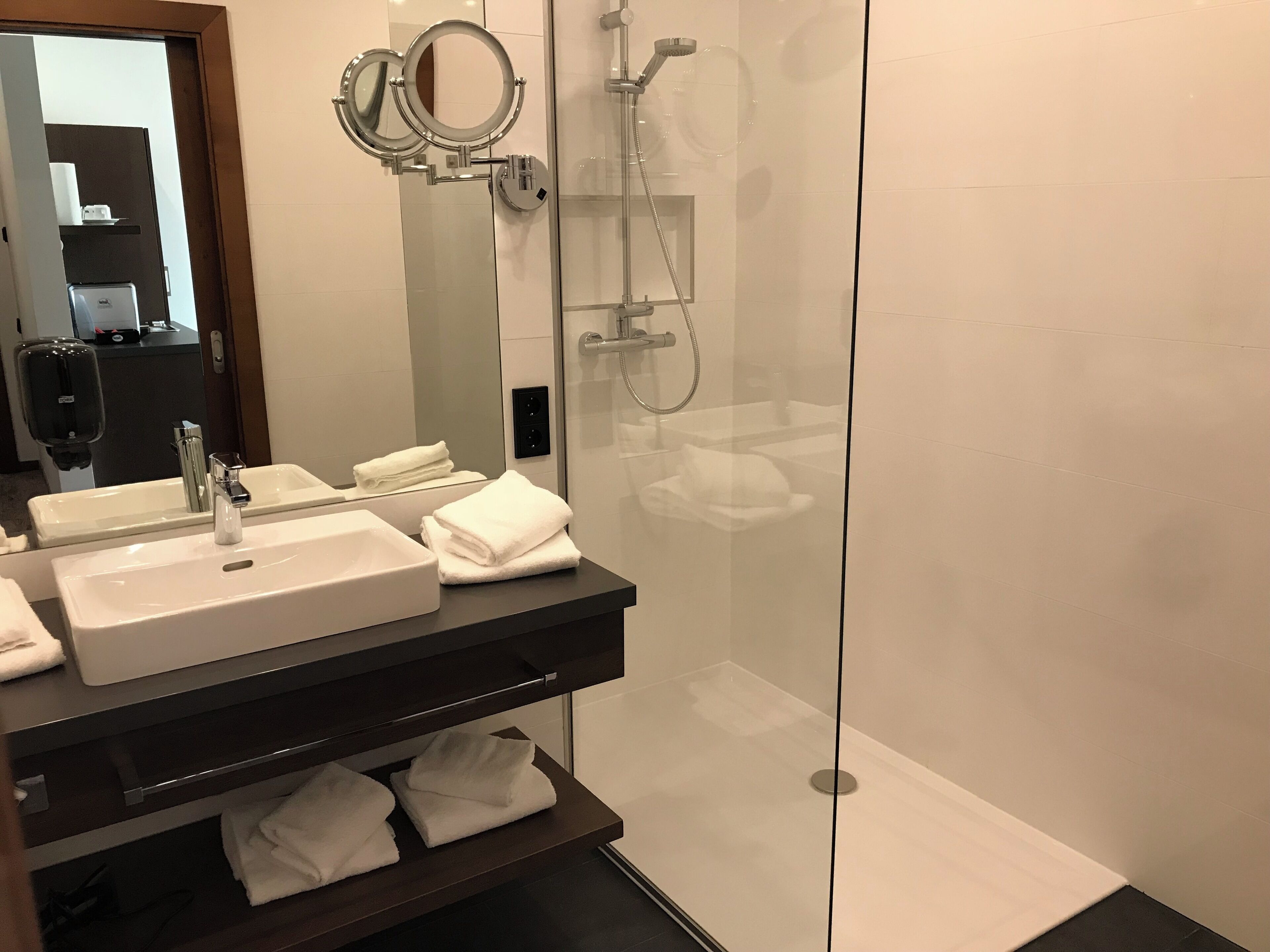 superior apartment, 2 single beds | bathroom | shower, rainfall showerhead, hair dryer, heated floors