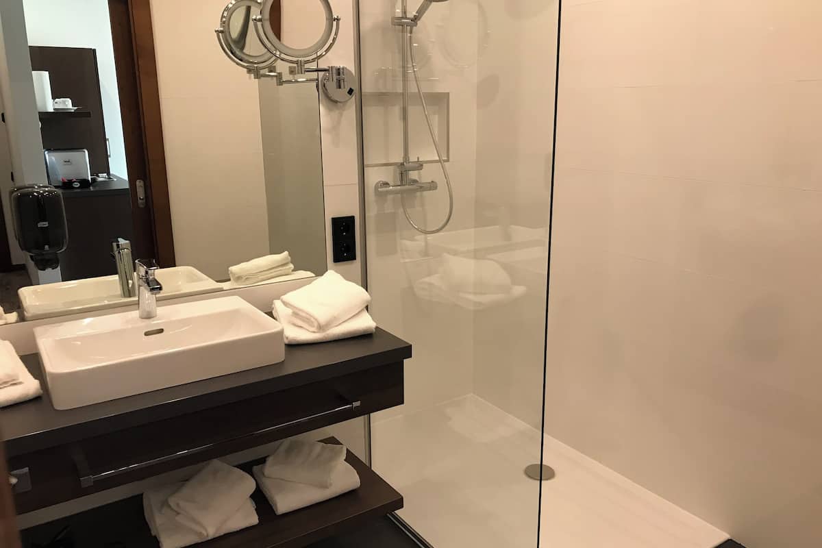 superior apartment, 2 single beds | bathroom | shower, rainfall showerhead, hair dryer, heated floors