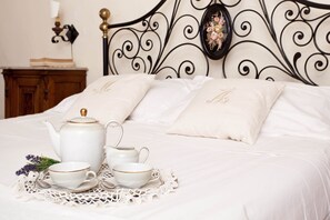 5 bedrooms, in-room safe, desk, iron/ironing board - look out the windows and .... dream (peccioli -pisa-)